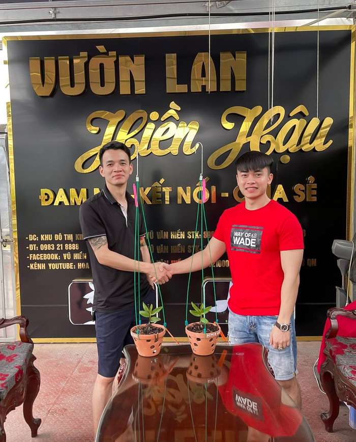 Nghệ nhân Vũ Đức Cường trao hoa lan cho khách.