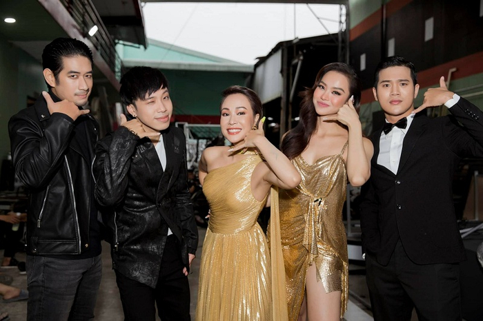 Giọng hát của Uyên Linh là điều không còn gì để bàn cãi. Nhưng với chương trình này Uyên Linh còn thể hiện sự xuất sắc trong vai trò huấn luyện viên khi định hướng phong cách, diễn xuất trên sân khấu cho các thí sinh. Đặc biệt, cô cũng thể hiện khả năng vũ đạo khi kết hợp với “gà cưng”. (Nguồn hình: Chương trình Trời sinh một cặp)