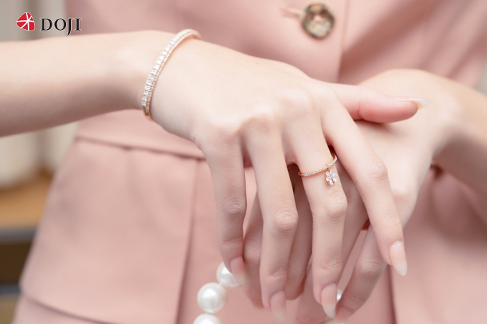 Cận cảnh món trang sức hiện đại, trẻ trung từ DOJI – Lời gợi ý hoàn hảo cho phái đẹp trong mùa hè này.