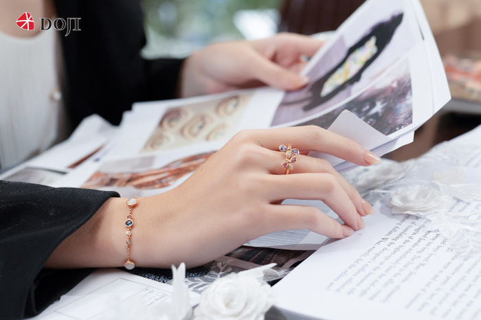 Sự kết hợp đầy ngầu hứng giữa các chất liệu đá bán quý, vàng vàng, vàng hồng, … các thiết kế được chế tác dành riêng cho quý cô hiện đại, thời thượng, biết yêu bản thân và luôn sẵn sàng trở thành tâm điểm ở bất cứ nơi nào xuất hiện