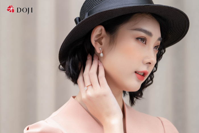 Với kỹ thuật chế tác đặc biệt Cluster Setting - kỹ thuật ghép đá không lộ chấu giúp các viên đá tỏa sáng hơn, độc đáo hơn và lấp lánh hơn rất nhiều, được những nghệ nhân tài hoa của DOJI thực hiện trong nhiều giờ lao động miệt mài.