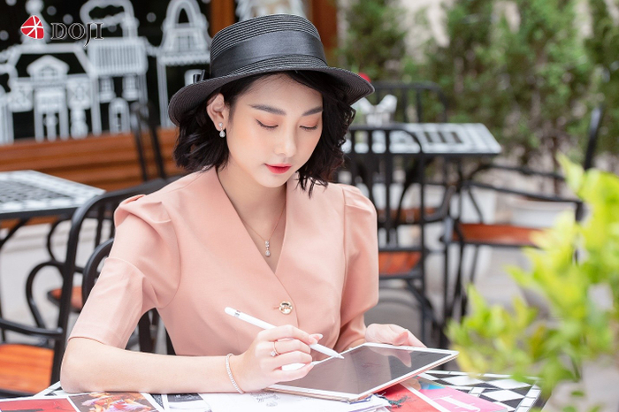 Các thiết kế trang sức của DOJI là sựkết hợp giữa ngôn ngữ thiết kế hiện đại và chất liệu độc đáo, dựa trên cảm hứng ngày hè sôi động và tràn đầy năng lượng