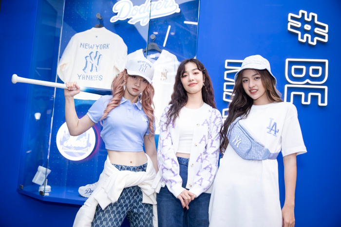 Cả Hoàng Duyên, Lê Bống và Thanh Tâm đều không thể cưỡng lại sức hút từ những item MLB cực trendy, thời thượng
