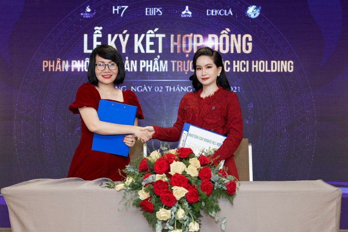 Bà Võ Thị Ngọc Huyền – Chủ tịch Tập đoàn Tài chính HCI Holding cùng President Phùng Thị Hương Hạnh ký kết Hợp đồng Phân phối các sản phẩm trực thuộc HCI Holding