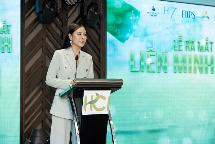 BàTrần Thị Nam Thư - CEO Công ty Cổ phần Thảo Dược Laphaco phát biểu tại buổi lễ