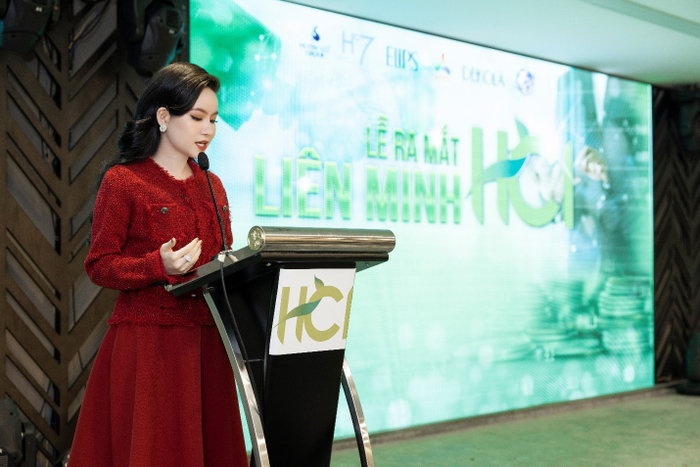 Bà Võ Thị Ngọc Huyền - Chủ tịch Tập đoàn Tài chính HCI Holding kiêm Tổng Giám đốc Huyền Cò Group phát biểu tại buổi lễ