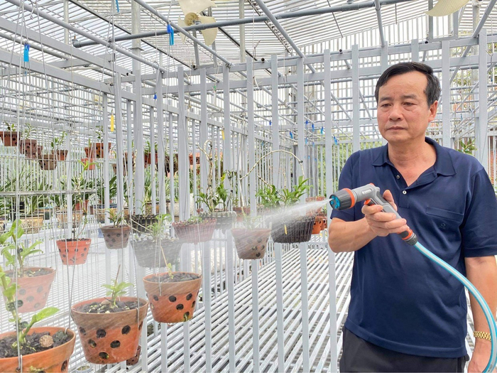 Nghệ nhân Đồng Chiến dành nhiều thời gian và tâm huyết cho vườn lan.