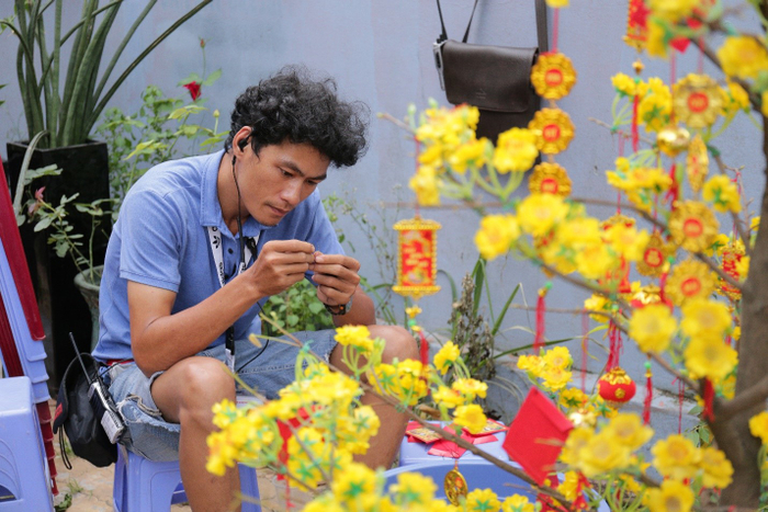 Hoàng Văn Tình trong một set quay video quảng cáo Tết.