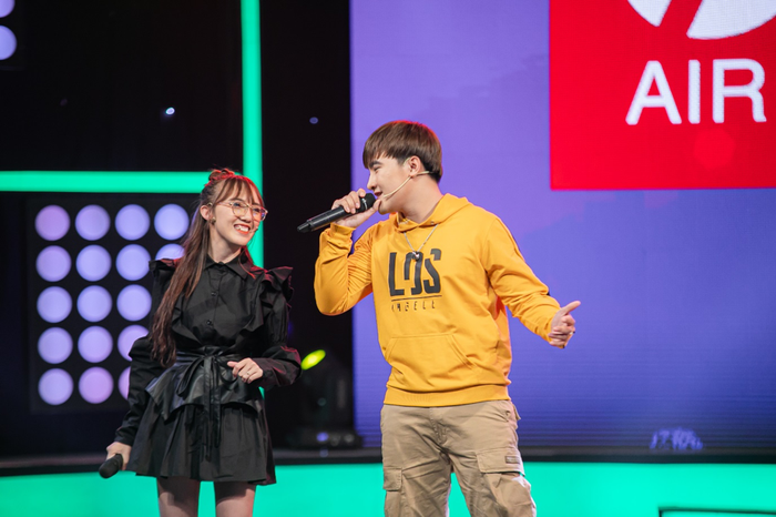 Cặp đôi gây choáng với chuyện tình mai mối