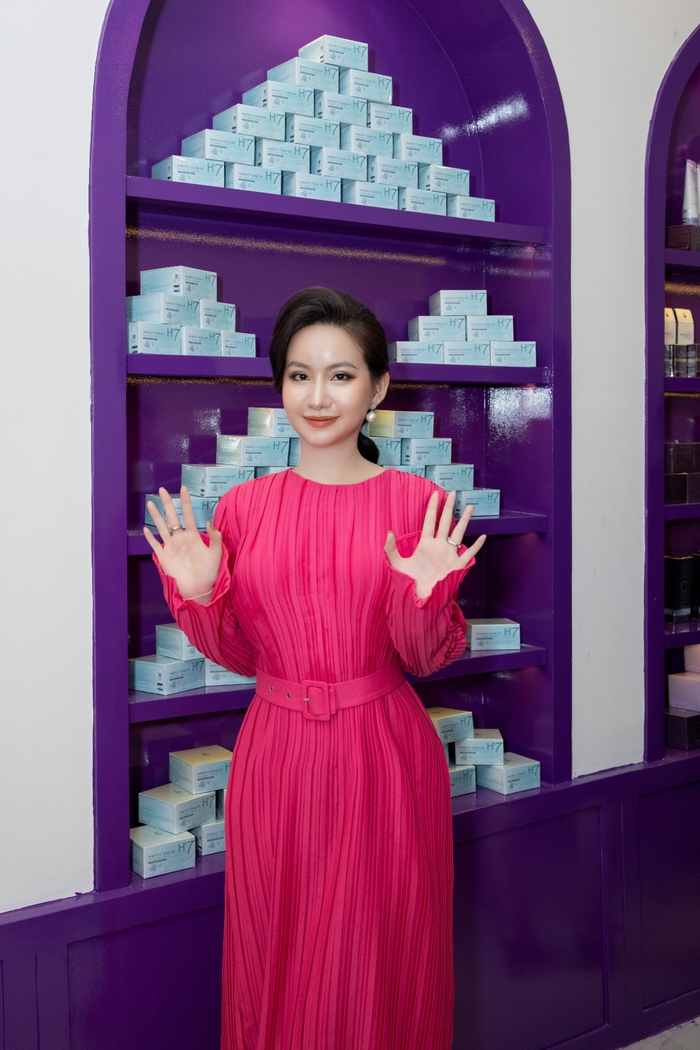 Chủ tịch Huyền Cò Group – Bà Võ Thị Ngọc Huyền tham quan trụ sở HCI khu vực miền Trung đặt tại Đà Nẵng