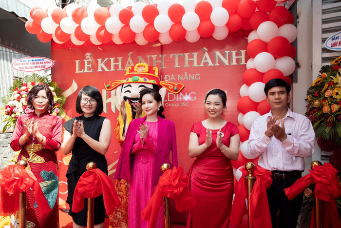 Bà Võ Thị Ngọc Huyền – Chủ tịch Tập đoàn Tài chính HCI kiêm Tổng Giám đốc Huyền Cò Group cùng các đại diện đặc biệt cắt băng khánh thành trụ sở Tập đoàn tại Đà Nẵng