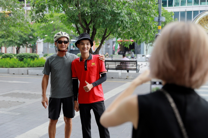 Một fan cứng lôi hẳn Mac Văn Khoa xuống xích lô để chụp ảnh!