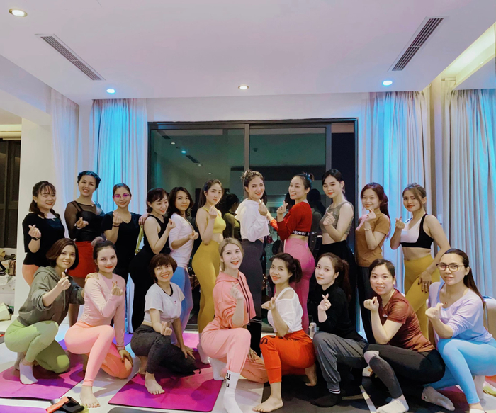 Nhóm luyện tập offline với rất đông học viên của Hằng Phạm.