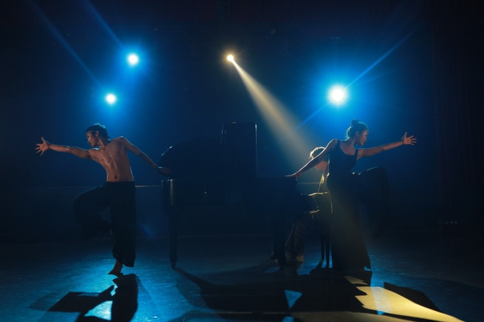 Phân cảnh cảm xúc cao trào đắt giá thông qua những động tác múa chuyên nghiệp của các diễn viên trong MV Im So Sorry.