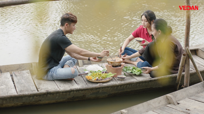 Và thưởng thức món bún mắm đậm đà chất Tây Nam Bộ