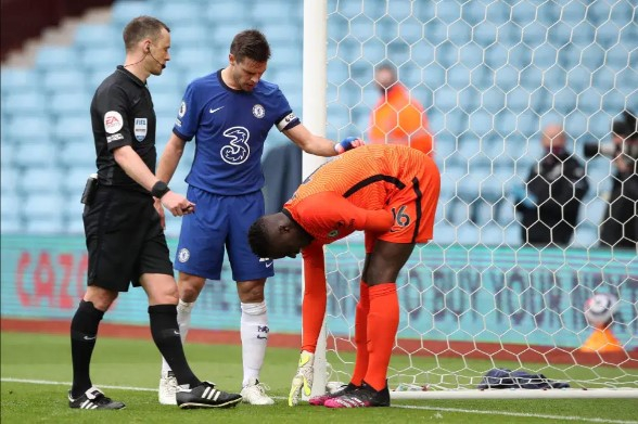 Mendy chấn thương khi va vào cột dọc.