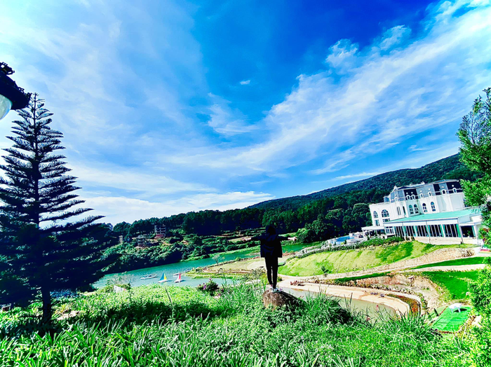 Hiện Zet Under là Giám đốc một công ty chuyên về môi giới và đầu tư hàng hóa, dịch vụ