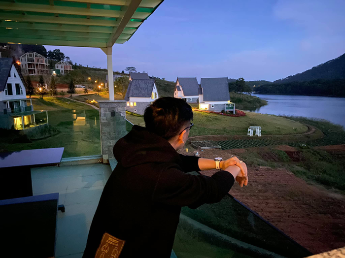 Zet Under tốt nghiệp chuyên ngành tài chính từ Học viện tài chính Hà Nội