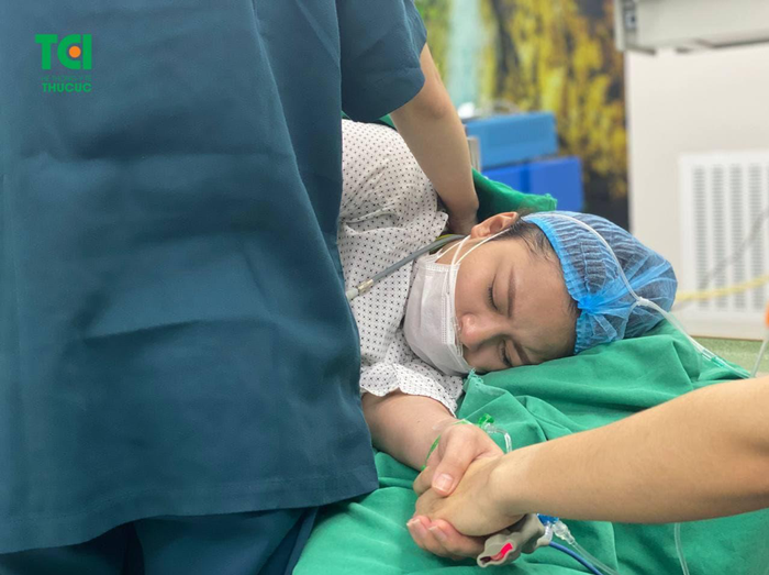 Vợ của nam diễn viên luôn được các bác sĩ tích cực động viên, quan tâm trong phòng sinh