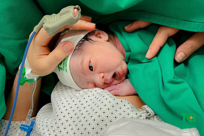 Em bé Bắp chào đời với khuôn mặt được đánh giá duyên dáng và đẹp trai giống bố