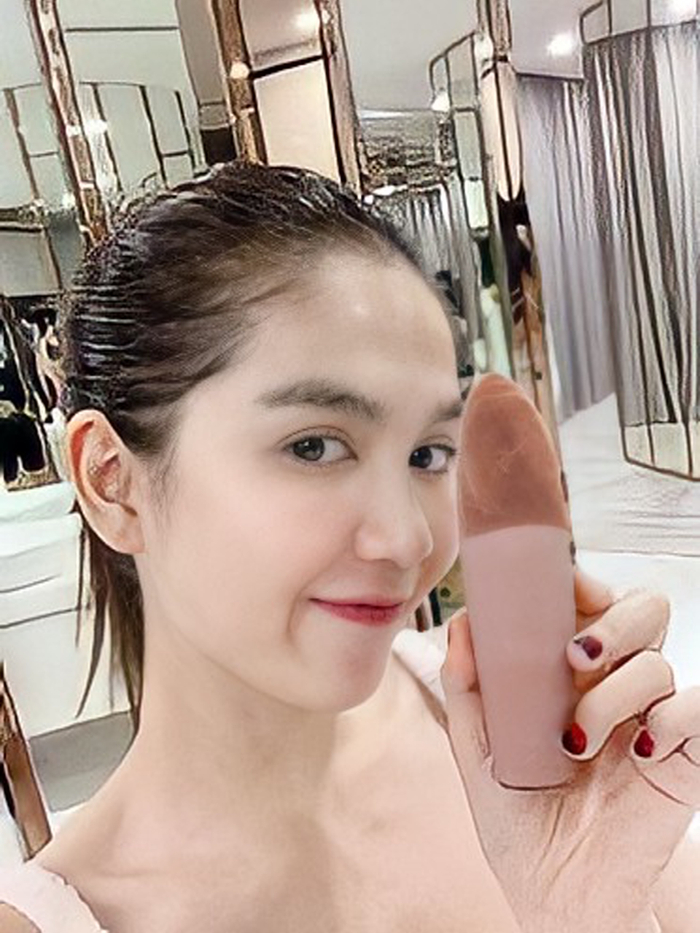 Cư dân mạng tìm ra hình như Ngọc Trinh cũng sở hữu 'vật thể lạ này'.