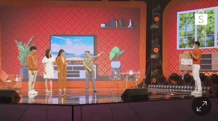 Chương trình Sắc Màu Hy Vọng vừa được phát sóng tối qua với nhiều màn trình diễn ấn tượng. Nổi bật, vở kịch Ở Nhà Không Khó, Ship Shopee Lo đã mang đến câu chuyện hài vui nhộn, gửi gắm nhiều thông điệp về gia đình và cuộc sống