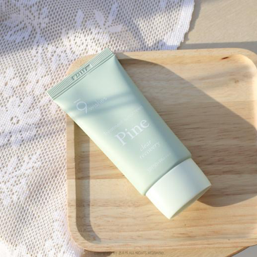 “Em' kem chống nắng này ngoài tác dụng phổ rộng mạnh mẽ bảo vệ làn da còn có tác dụng thanh lọc, thu nhỏ lỗ chân lông, giảm quá trình lão hoá.