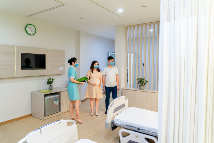 Chị gái Hòa Minzy cùng ông xã tham quan phòng lưu viện cho sản phụ sau sinh