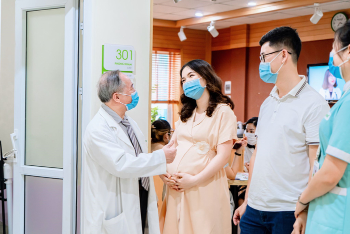 Chị gái Hòa Minzy vui vẻ trò chuyện cùng bác sĩ Cốc đỡ đẻ lần đầu