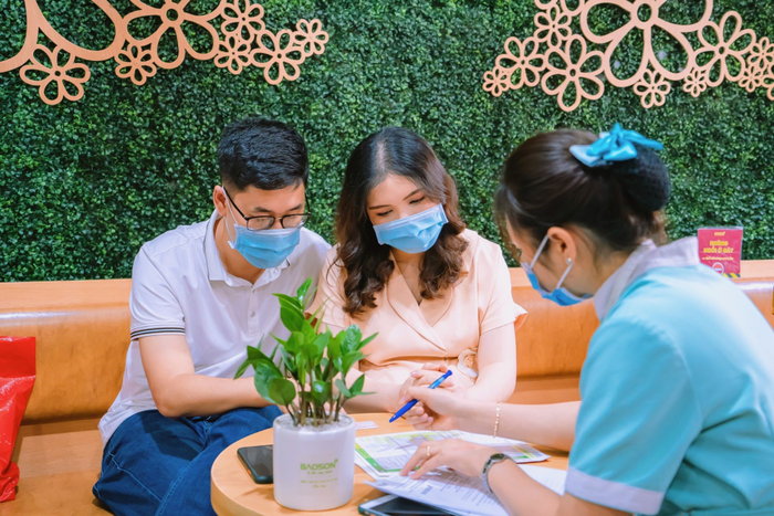 Chị gái Hòa Minzy và ông xã đang được tư vấn về dịch vụ thai sản trọn gói