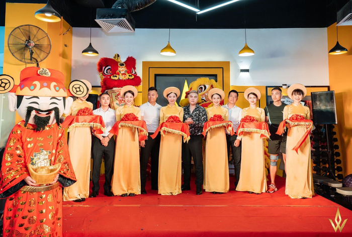 Anh Quân và đội ngũ nhân viên luôn tận tâm từ những điều nhỏ nhất để phục vụ tối đa lợi ích của khách hàng