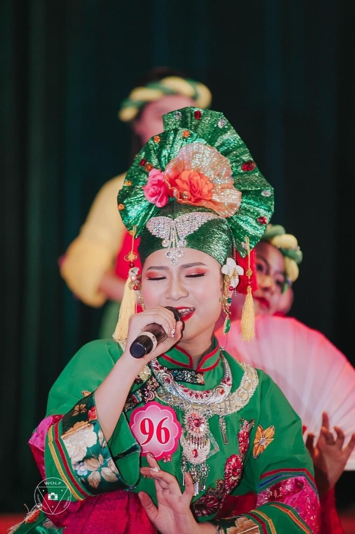 Cô nàng luôn có một niềm đam mê mãnh liệt với ca hát