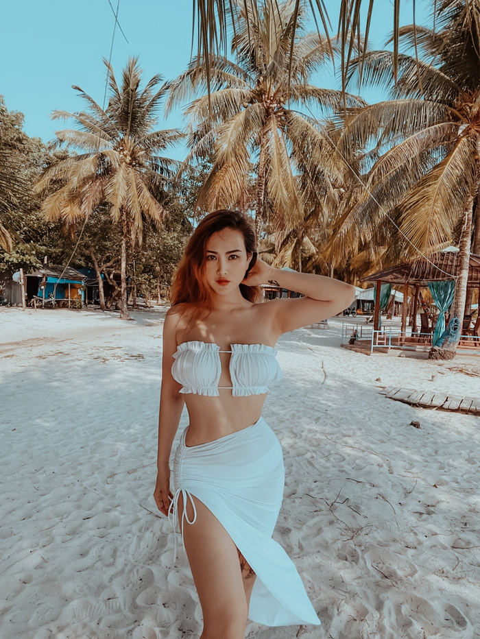 Á Hậu Quốc Tế Phước Phạm - Nóng bỏng với Bikini tại vùng biển Phú Quốc Ảnh 1