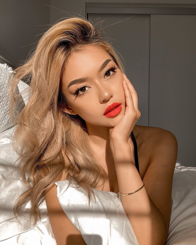 Chuốt mascara cong vút, đánh highlight cho sống mũi cao, tô son tràn viền để tạo cảm giác môi đầy là cách trang điểm thường thấy ở các ABG (Nguồn ảnh: Sangyay)