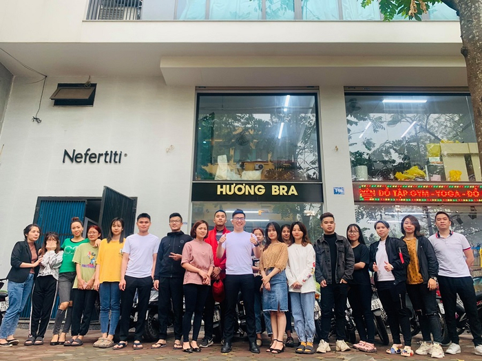 Anh Minh Nguyên và đội ngũ nhân viên tại cơ sở kinh doanh thời trang