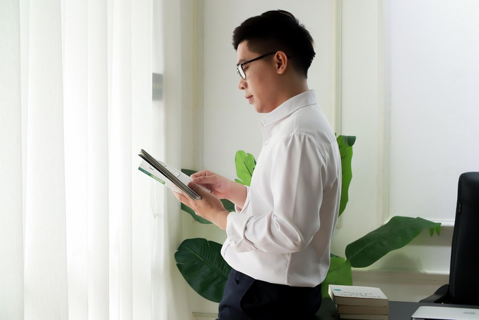 Anhthường dành thời gian để học hỏi về kiến thức kinh doanh và marketing
