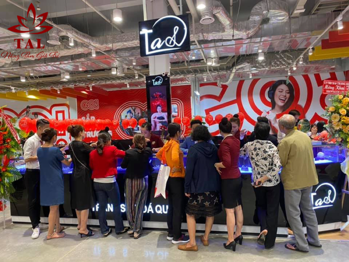 Về chuỗi cửa hàng tại Tal, hiện có 20 cửa hàng trên toàn quốc để phục vụ quý khách hàng khi có nhu cầu về trang sức phong thủy: Đá quý, kim cương