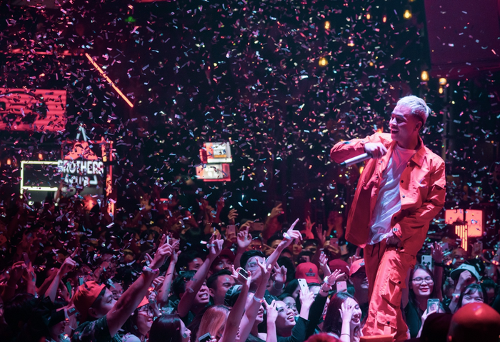 Binz trong show 1900 Future Hits