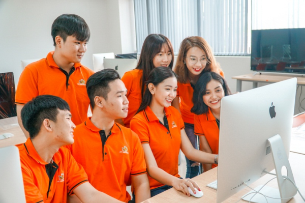 Với dàn iMac cấu hình “khủng”, sinh viên FPT tha hồ tra cứu thông tin, thực hành các môn học đặc thù như AI, kỹ thuật phần mềm, thiết kế mỹ thuật số…
