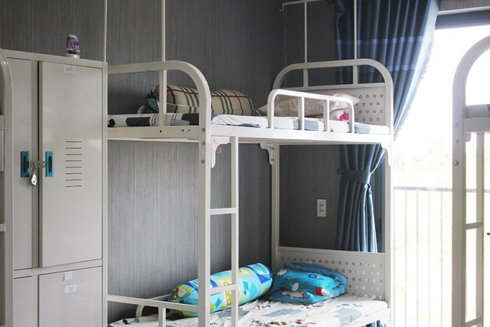 Trong mỗi phòng đều được bố trí tủ để đồ, điều hòa, nệm, gối, mền đầy đủ.