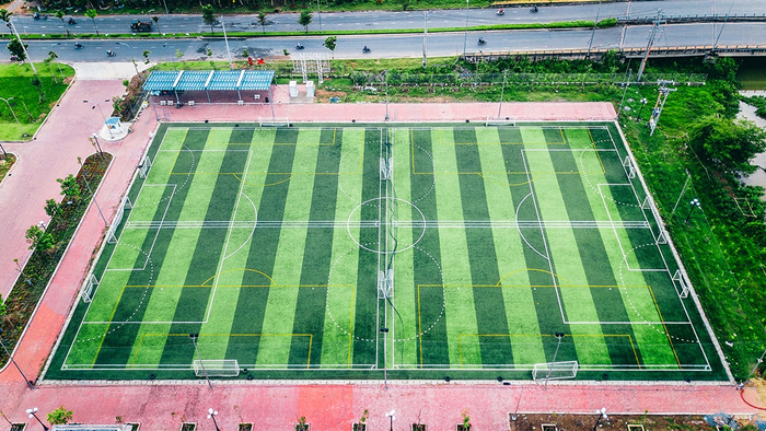 ĐH FPT Cần Thơ sở hữu sân bóng 11 người đạt chuẩn quốc tế, sân có thể chia nhỏ làm 2 sân 7 người và 4 sân 5 người.