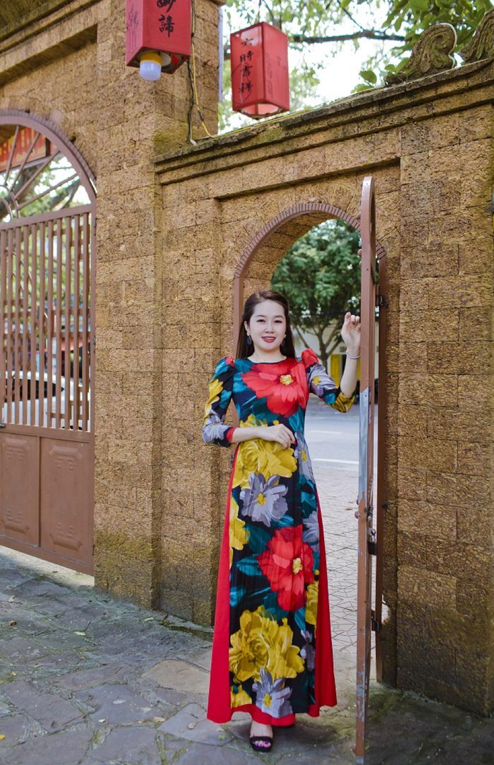 Có nhiều chất liệu để may áo dài, nhưng nên ưu tiên chất liệu vải trơn