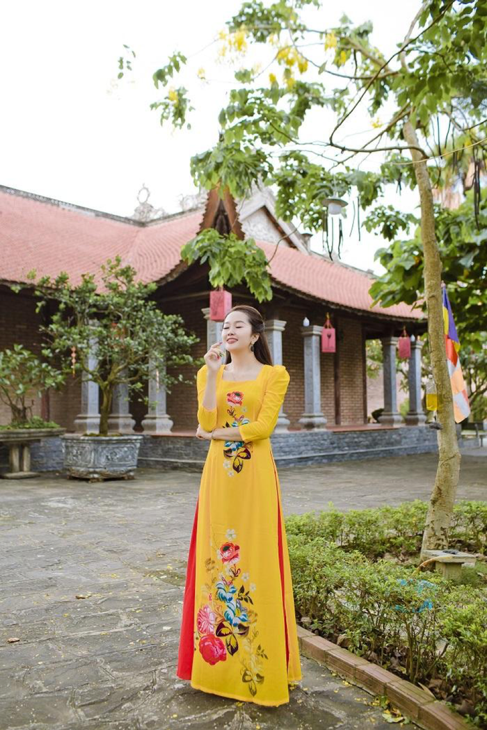 Khi chọn màu áo dài, nên chú ý đến màu da của người mặc