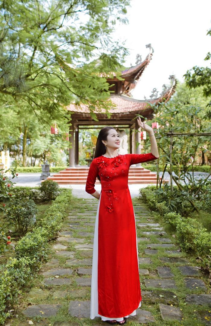 Áo dài làm tôn lên nét đẹp của người phụ nữ Việt