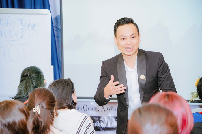 Anh Trần Quang Xuyên thường xuyên học tập và đào tạo đội ngũ của mình