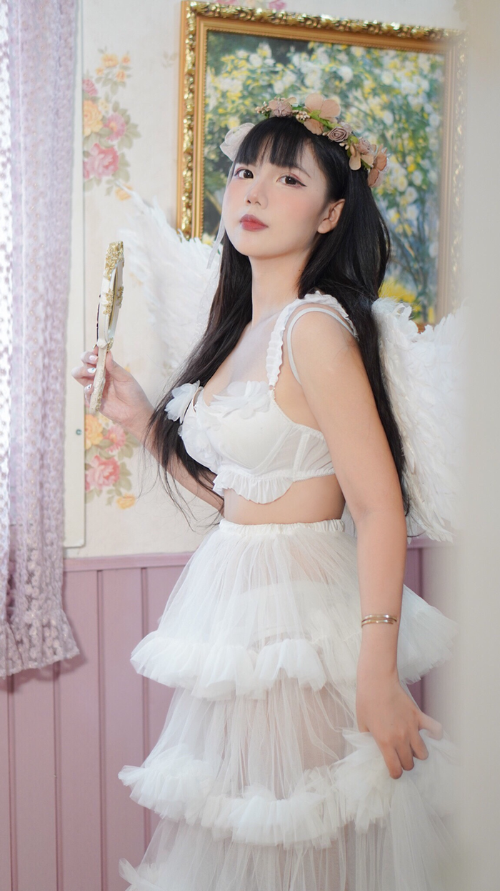 Trần Nhật Hà Phương cũng là gương mặt người mẫu ảnh cho các thương hiệu thời trang local 