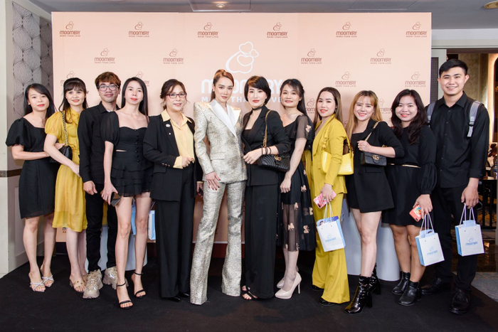 Khác với nhiều doanh nghiệp phải cắt giảm nhân sự trong mùa dịch, Công ty Mẹ & Bé của Nhã Phương lại thông qua mạng lưới kinh doanh rộng lớn cũng đã tạo ra công ăn việc làm cho rất nhiều người. Điều này cho thấy quy mô phát triển mạnh mẽ của Công ty thời điểm hiện tại.