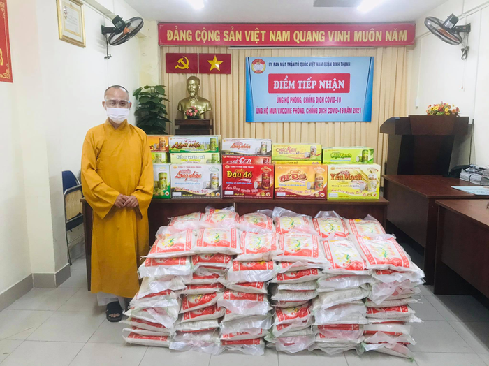 Đại đức Thích Pháp Như và những phần quà thiết thực cứu trợ bà con nghèo