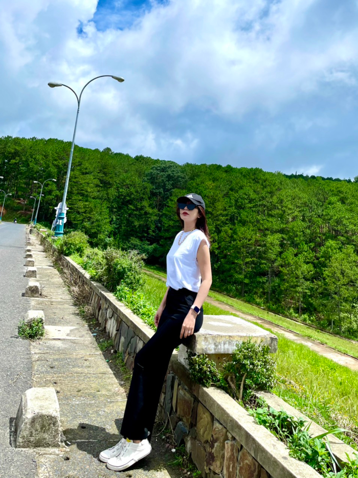 Oanh Nguyễn: 'Không có công việc nào nhẹ nhàng mà có thể cho chúng ta mức thu nhập tốt' Ảnh 4