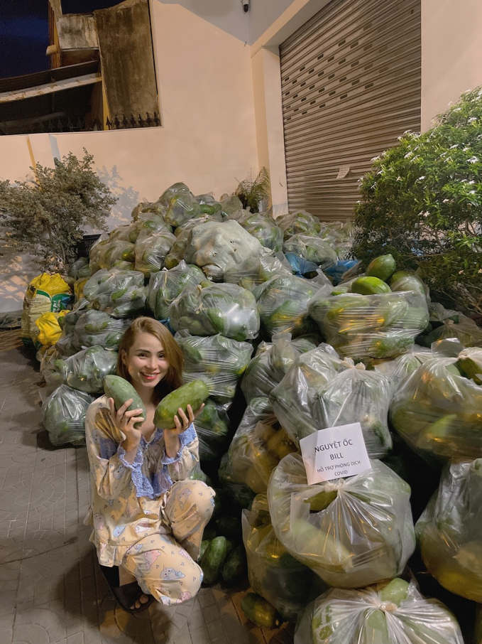 Chị Nguyễn Minh Nguyệt đang phân loại rau tiếp tế 